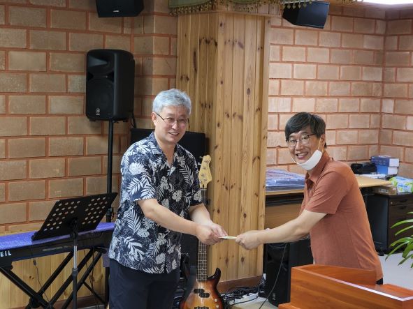 2022년 교단 선교부 수련회 및 정책회의 8 - 선교비 전달 주영신학교 .jpg