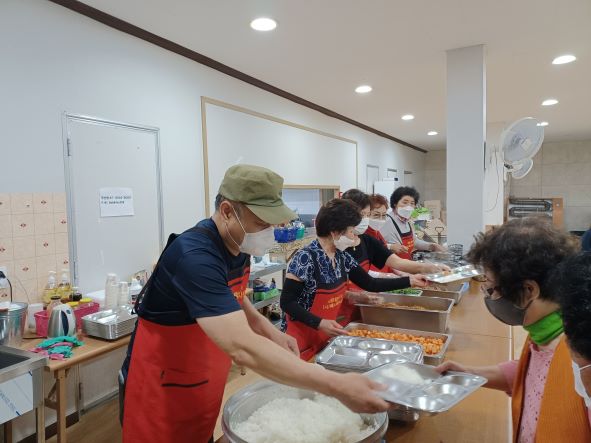 2022. 6. 20 서군산 어르신 무료 식사 봉사 4.jpg