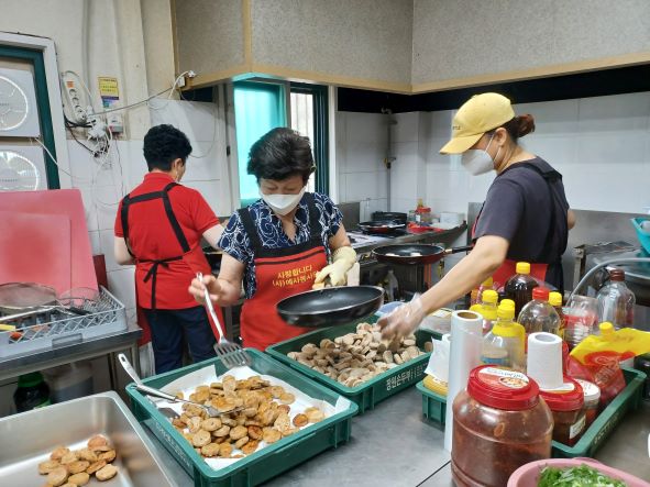 2022. 6. 20 서군산 어르신 무료 식사 봉사 2 .jpg