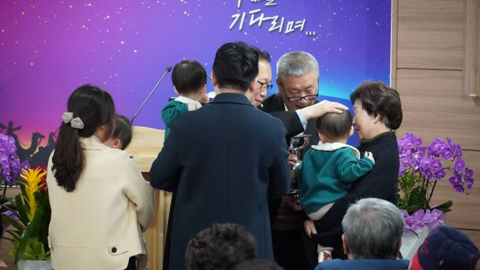 2023. 12. 25 유아세례 2. - 삼둥이(김지우 선우 준우).jpg