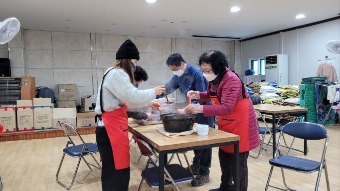 2023. 1. 31 급식봉사 3 - 국 담기 .jpg