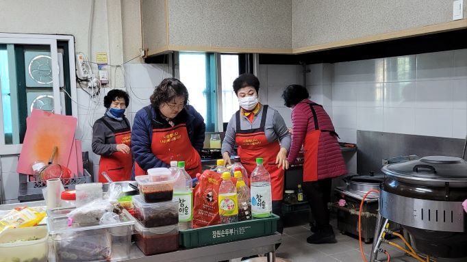 2023. 1. 31 급식봉사 5 - 반찬 김민정 김언년 황홍순 김청지 .jpg