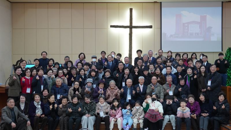 2024. 12. 29 신풍교회 담임목사 이취임 예배 후 단체사진.jpg