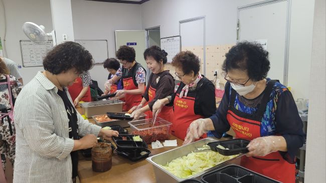 2023. 6. 27 서군산지역 무료급식봉사 - 배식 2.jpg