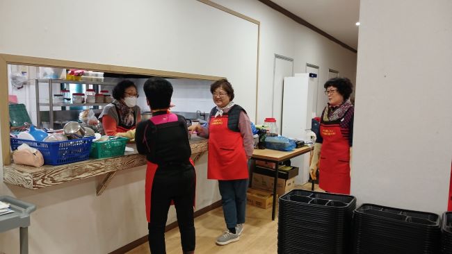 2023. 11. 28 서군산 지역 무료급식 봉사 4.jpg