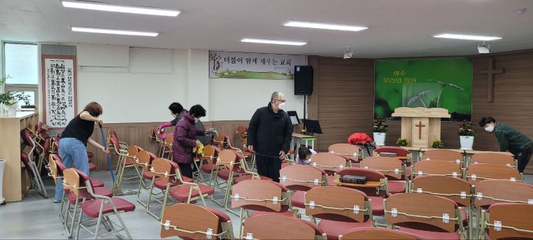 2022. 3. 12 교회청소 - 여선교회 1 수정 .jpg